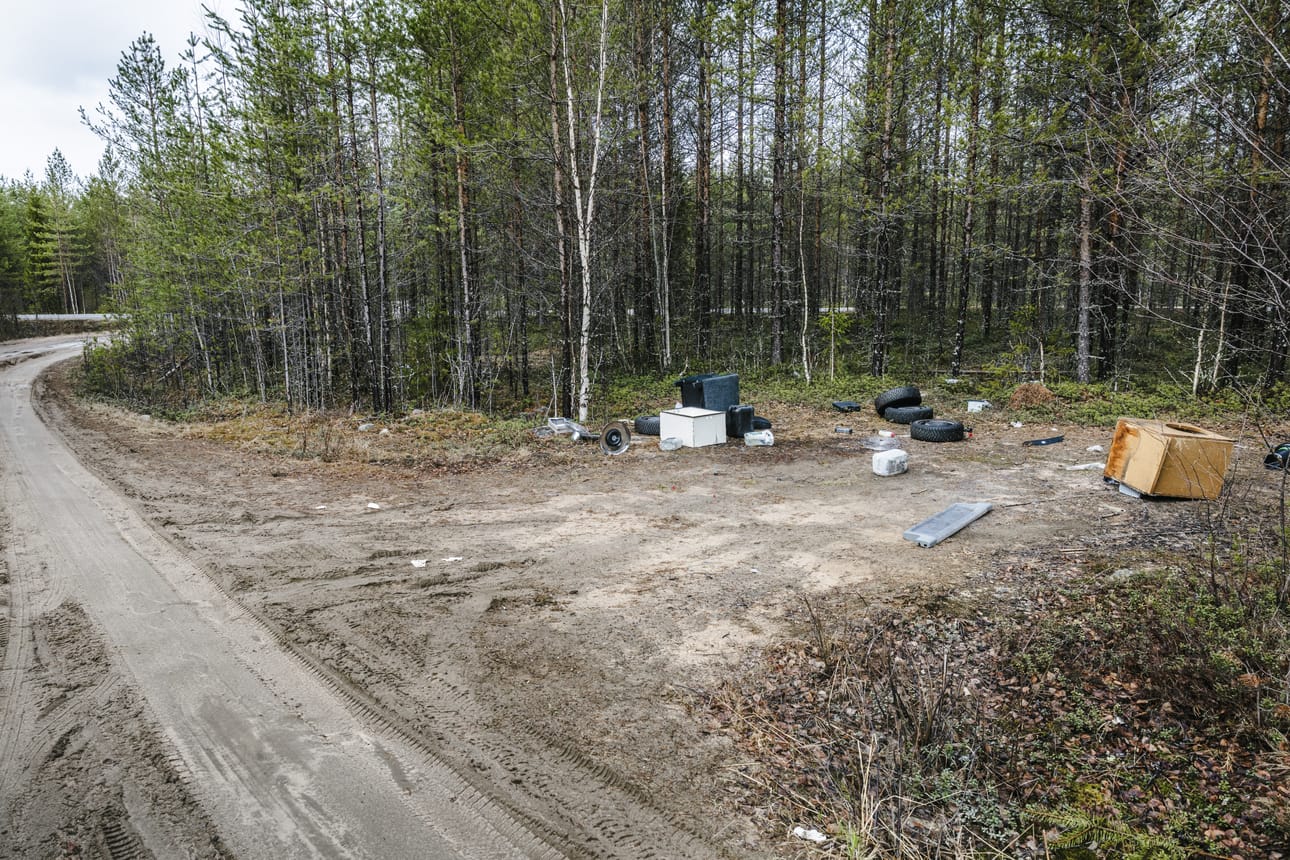 Tällaisista paikoista luvattomasti metsään jätteitä tuovat pitävät: Syrjäisempi paikka hiekkatiellä, minne jätteet hylätään metsän peittoon. Tässäkin paikassa vieressä kulki asfaltoitu Tavivaaran tie, jolla on liikennettä lähinnä päiväsaikaan.