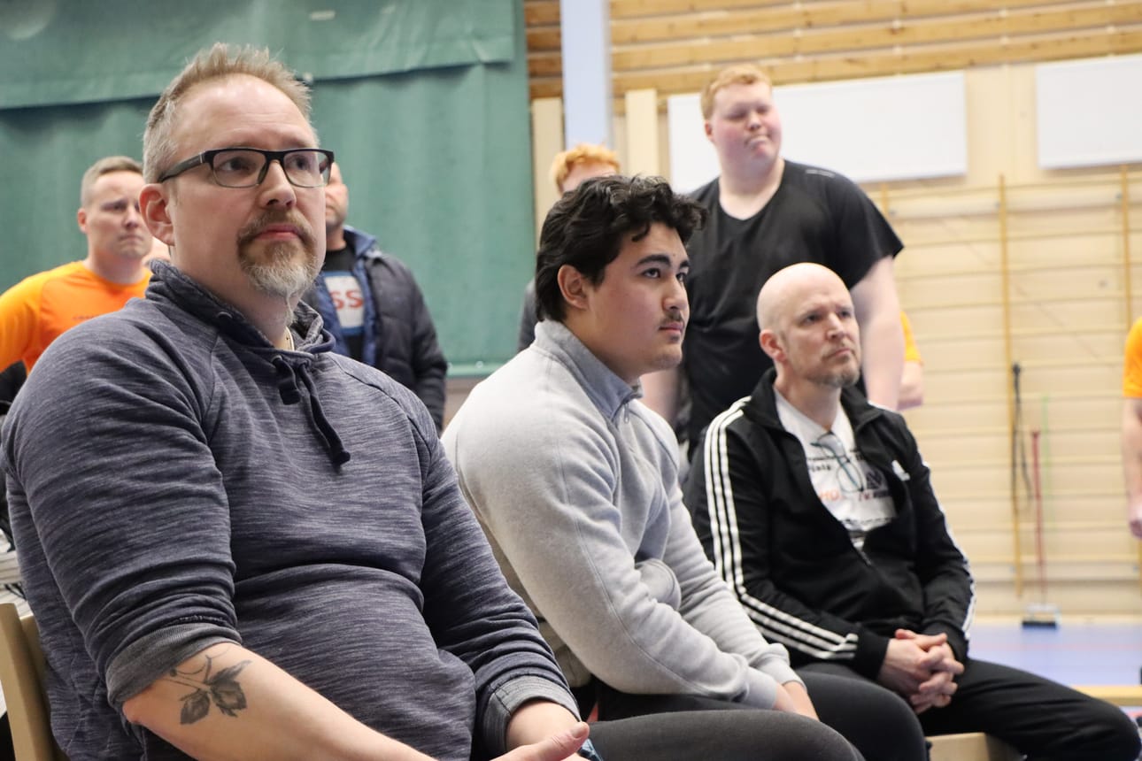 EM-mitalistit Jurvassa. Hannu Ihanamäki (vas.), Benjamin Karjalainen ja Harri Ihanamäki ottivat rauhallisesti yleisössä odottaessaan tammikuussa Häjy Power-kisan käynnistymistä. Arkistokuva.