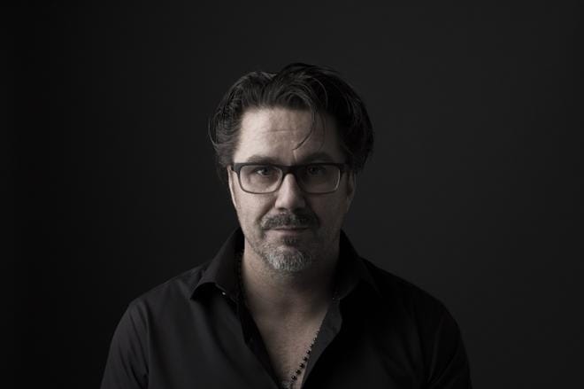 Petri Karra kirjoittaa tekstiä, joka kääntyy luontevasti elokuvaksi tai sarjaksi. Hän luottaa siihen, että jos yhdellä lauseella pystyy kuvailemaan käsikirjoituksen idean tarpeeksi tehokkaasti, se kyllä huomataan tauhkan keskeltä. KUVA: AKI ROUKALA