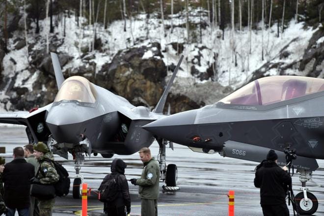 Yhdysvaltain asema ase- ja sotilastarvikemarkkinoilla on yhä hallitseva, kertoo Sipri. Amerikkalaisia Lockheed Martin F-35 -hävittäjiä mediaesittelyssä Pirkkalassa 10. helmikuuta 2020. F-35 on neljäs kone Hornet-hävittäjien seuraajaehdokkaiden HX Challenge -testeissä Suomessa. Kuva: LEHTIKUVA / JUSSI NUKARI