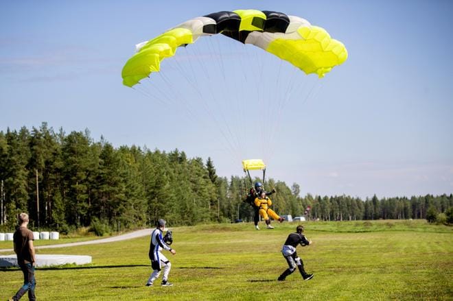 Tandem-hyppymestari Ilkka Koivisto toi Alavuden kaupunginjohtaja Liisa Heinämäen turvallisesti maan kamaralle neljän kilometrin korkeudesta. KUVA: KRISTA LUOMA