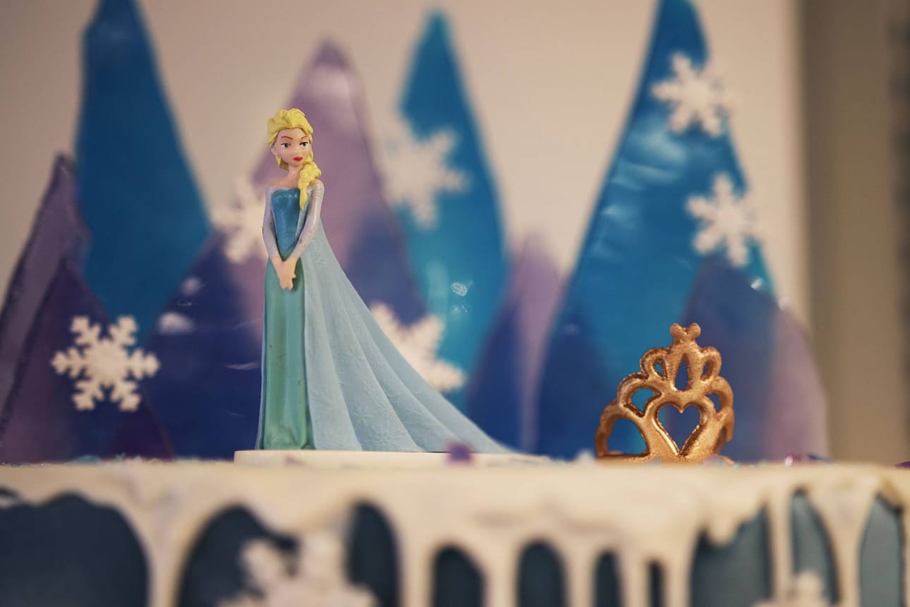 Suosittu Elsa. Frozen-elokuva ja sen ihana Elsa ovat edelleen suosituimpia teemoja lastenjuhlissa. Tässä Elsa koreilee kakun päällä.
