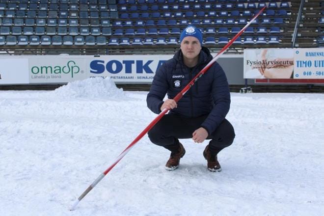 Toni Kuusela kirjoitti keskiviikkona vuoden mittaisen markkinointiyhteistyösopimuksen Vimpelin kunnan kanssa. Synnyinkunta on Kuuselalle edelleen läheinen, vaikka koti onkin Kuortaneella. KUVA: TOMI OLLI