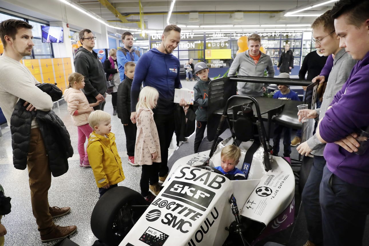 Opiskelijoiden rakentama formula-auto kiinnosti Vertti Alalääkkölää (ratissa) eniten Tutkijoiden yössä. Isä Timo (sininen paita) ja sisko Vilda Alalääkkölä seurasivat vierestä.