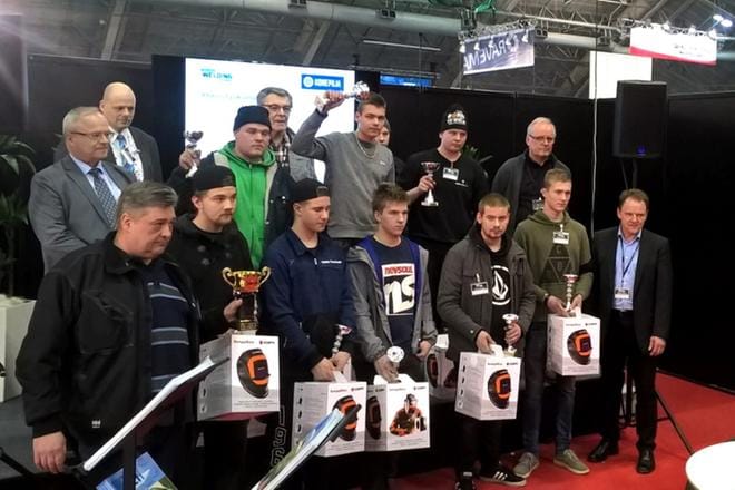 SM-kilpailu järjestettiin Tampereella. Kisan voittaja Jan Halonen kuvassa keskellä tuulettamassa pokaalinsa kanssa.