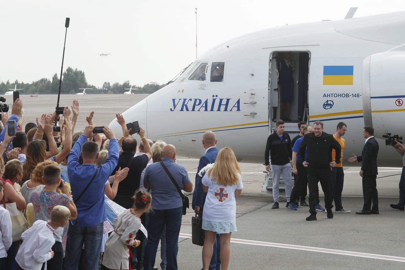 Presidentti Volodymyr Zelenskyi oli lauantaina lentokentällä vastassa Venäjän vapauttamia ukrainalaisvankeja. Venäjä ja Ukraina palauttivat kumpikin 35 vankia, jotka olivat joutuneet telkien taakse poliittiisista syistä.