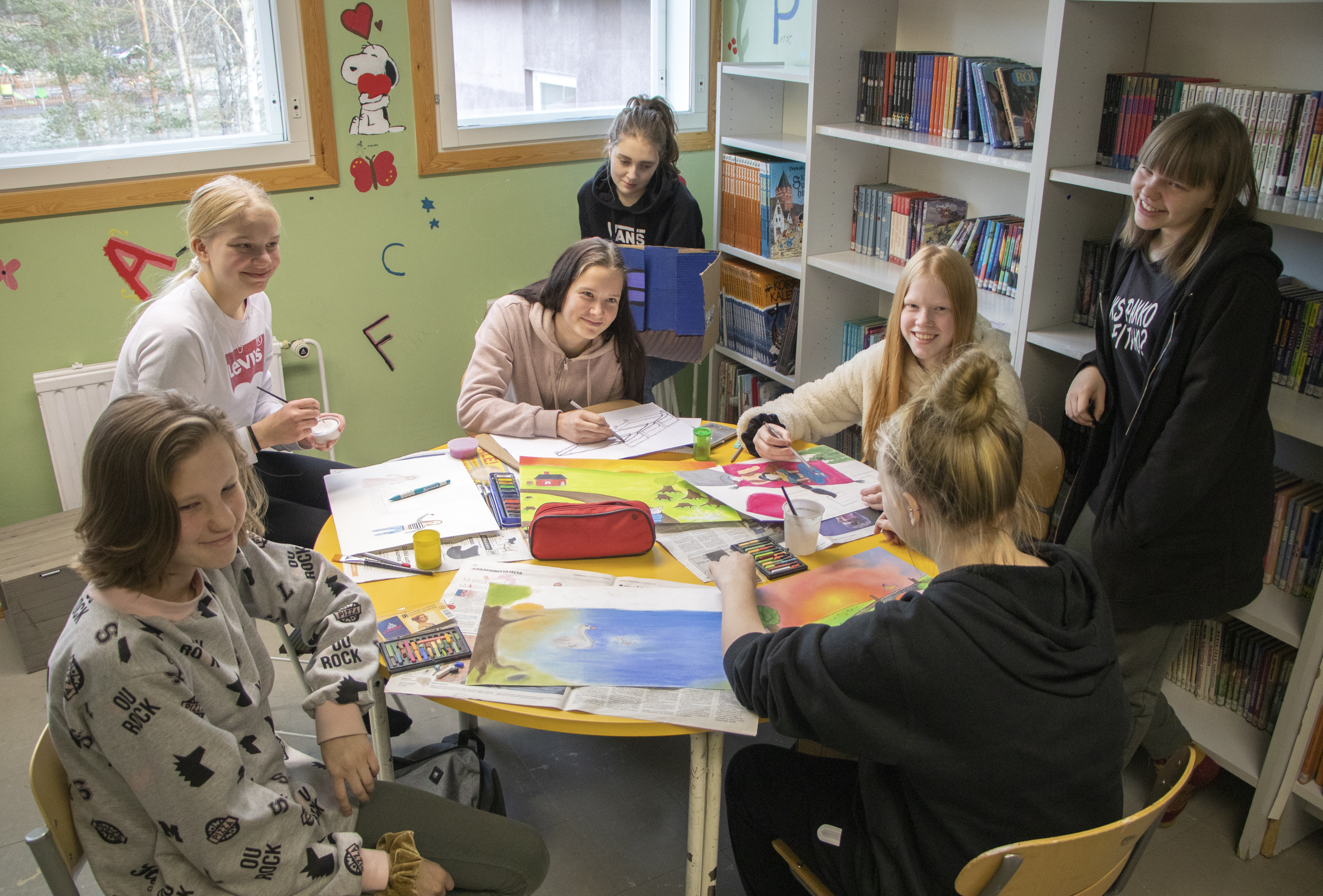 Alisa Hämäläinen (edessä vas.) Hanna Pikkarainen, Milla Tuomaala, Emma Leinonen, Aada-Sofia Ojanaho, Pinja Nissinen ja selin oleva Katrina Lämpsä ovat kuvataiteiden valinnaisryhmän rentoon tunnelmaan tyytyväisiä.