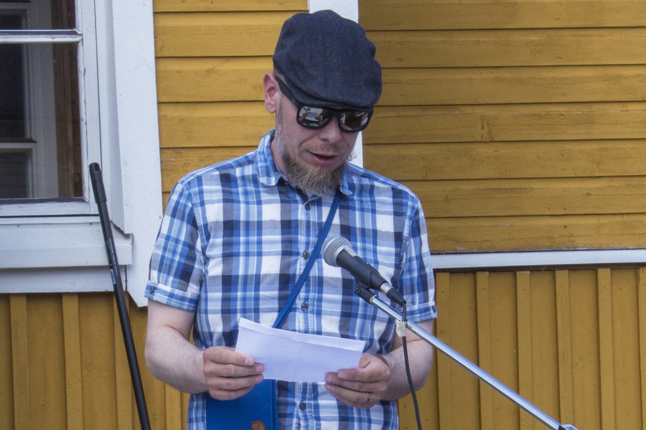 Janne Jauhiainen luki esirukouksen nimikkolähettien puolesta sunnuntaina Vihannin kansanlaulukirkossa.