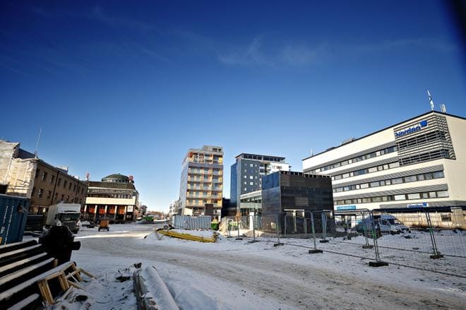 Seinäjoen Keskustorin kantta tehdään melkein koko loppuvuosi. Jalankulku kohta avattavaan Toriparkkiin ohjataan kansitöiden ajan aidattua kävelyreittiä pitkin. KUVA: TOMI KOSONEN