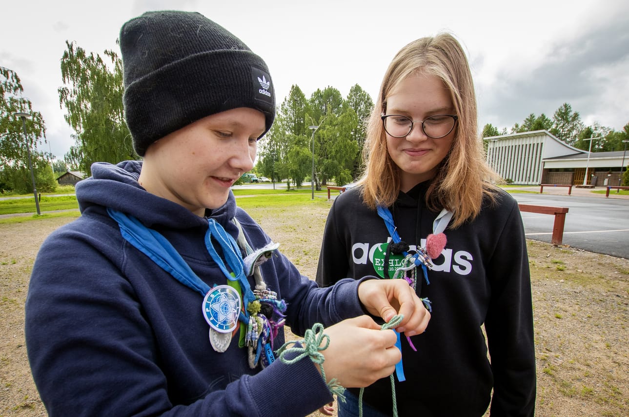 Enni Järvelä ja Saga Kylmänen viihtyvät partiossa. He ovat oppineet johtajataitoja.