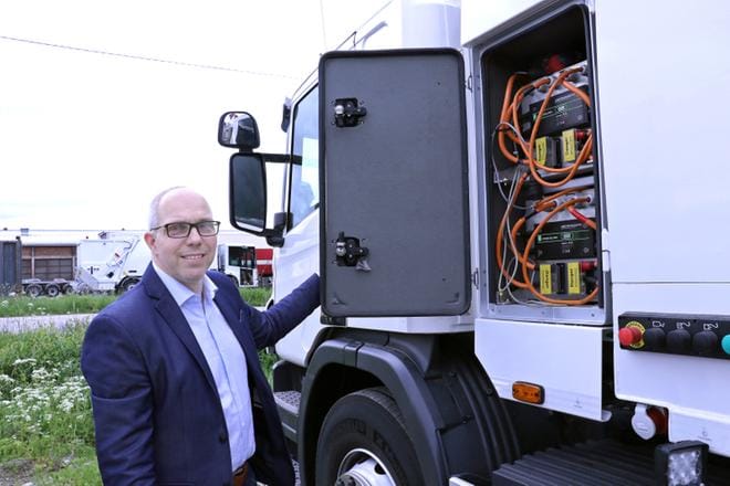 NTM:n konsernijohtaja Niclas Pada sanoo, että nyt saadun kaupan ansiosta yhtiö palkkaa kymmenen työntekijää lisää. Jäteautossa on monenlaista tekniikkaa, ja sitä tekemään tarvitaan muun muassa hitsaajia ja sähköasentajia. Yhtiön Närpiön tehtaalla on 430 työntekijää ja koko konsernissa 650. ARKISTOKUVA/JORMA HAVULA