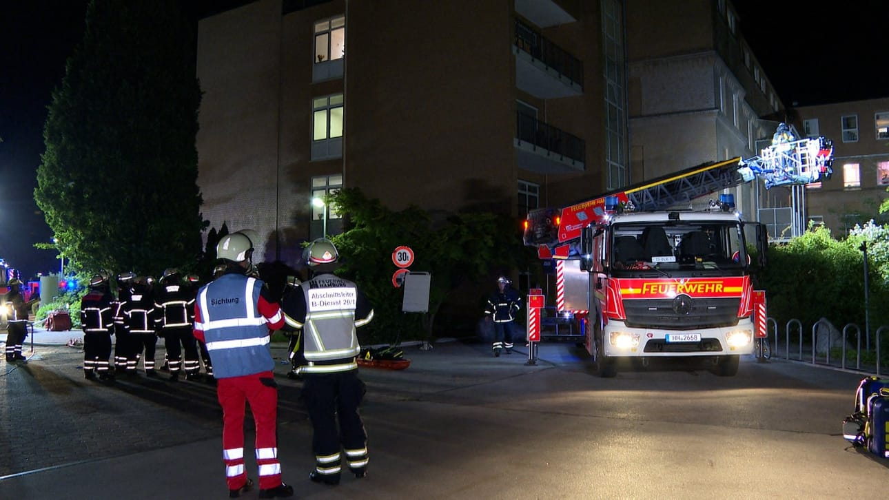 Tulipalossa sairaalassa Hampurissa kuoli kolme yli 80-vuotiasta potilasta ja yli 30 loukkaantui. Osa potilaista pelastettiin ikkunasta. LEHTIKUVA / AFP