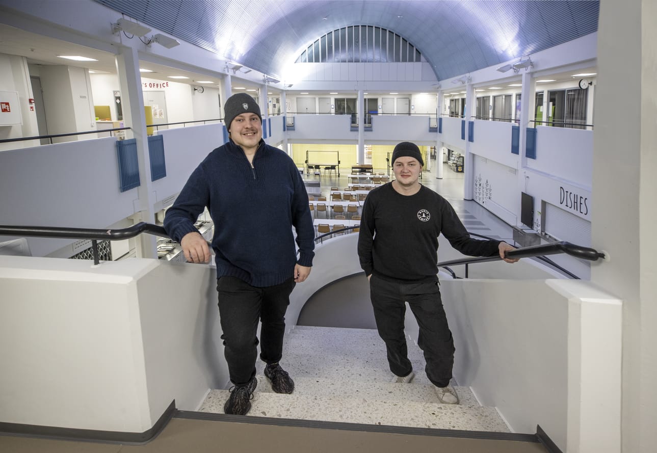 Kultti ry:n puheenjohtaja Aaron Putula (oikealla) ja varapuheenjohtaja Joona Hietanen moittivat eritoten Oamkin tiedottamista.