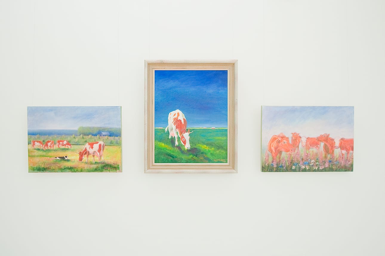 Arkistokuva Esko Törmäsen tauluista Kuusamon Taidetuen vuoden 2011 näyttelystä Kaamosgalleriasta.