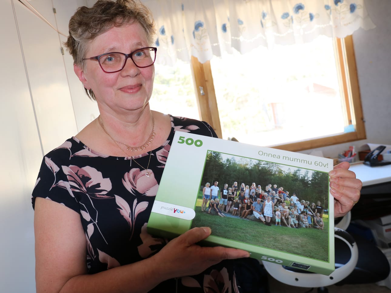 Anja Impola tykkää tehdä isoja palapelejä. 60-vuotislahjaksi hän sai palapelin, jossa on kuva hänen perheestään.