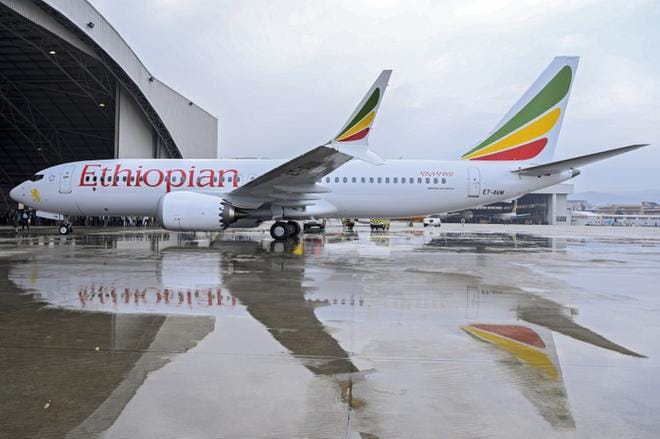 Ethiopian Airlinesin Boeing 737 Max 8 parkissa Addis Abeban kentällä. Samanlainen kone syöksyi maahan pian nousun jälkeen 10. maaliskuuta. Turmassa kuoli 157 ihmistä. KUVA: EPA