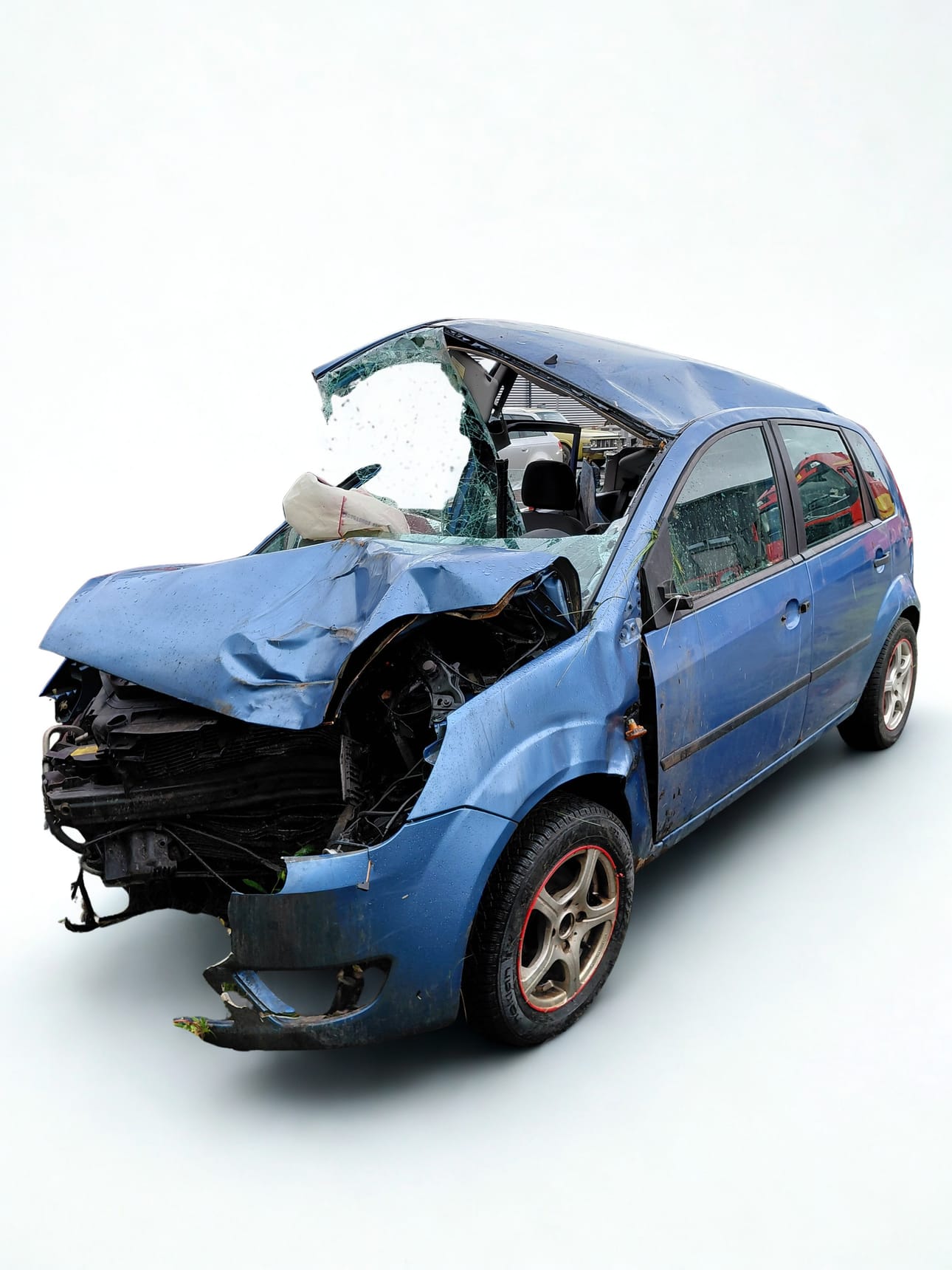 Onnettomuudessa tuhoutunut Ford Fiesta, josta poliisi kaipaa havaintoja.