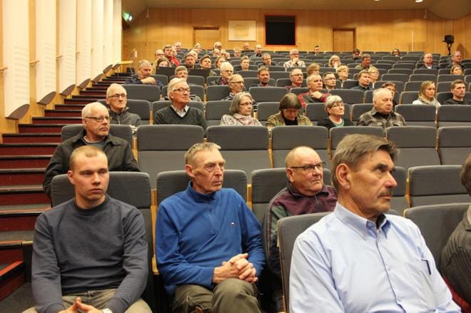 Lappajärvellä oli tiistai-iltana runsaasti väkeä koolla keskustelu- ja tiedotustilaisuudessa, jossa pohdittiin tuulivoimarakentamisen vaikutuksia kunnan asukkaisiin, alkutuotantoon ja luontoympäristöön. Kuva: Reijo Heikkilä