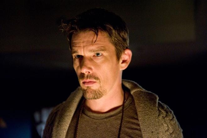 Ullakolta löytyy murhafilmejä Sinister-elokuvassa. Ethan Hawke on kirjailija Ellison Oswalt. KUVA: Hero