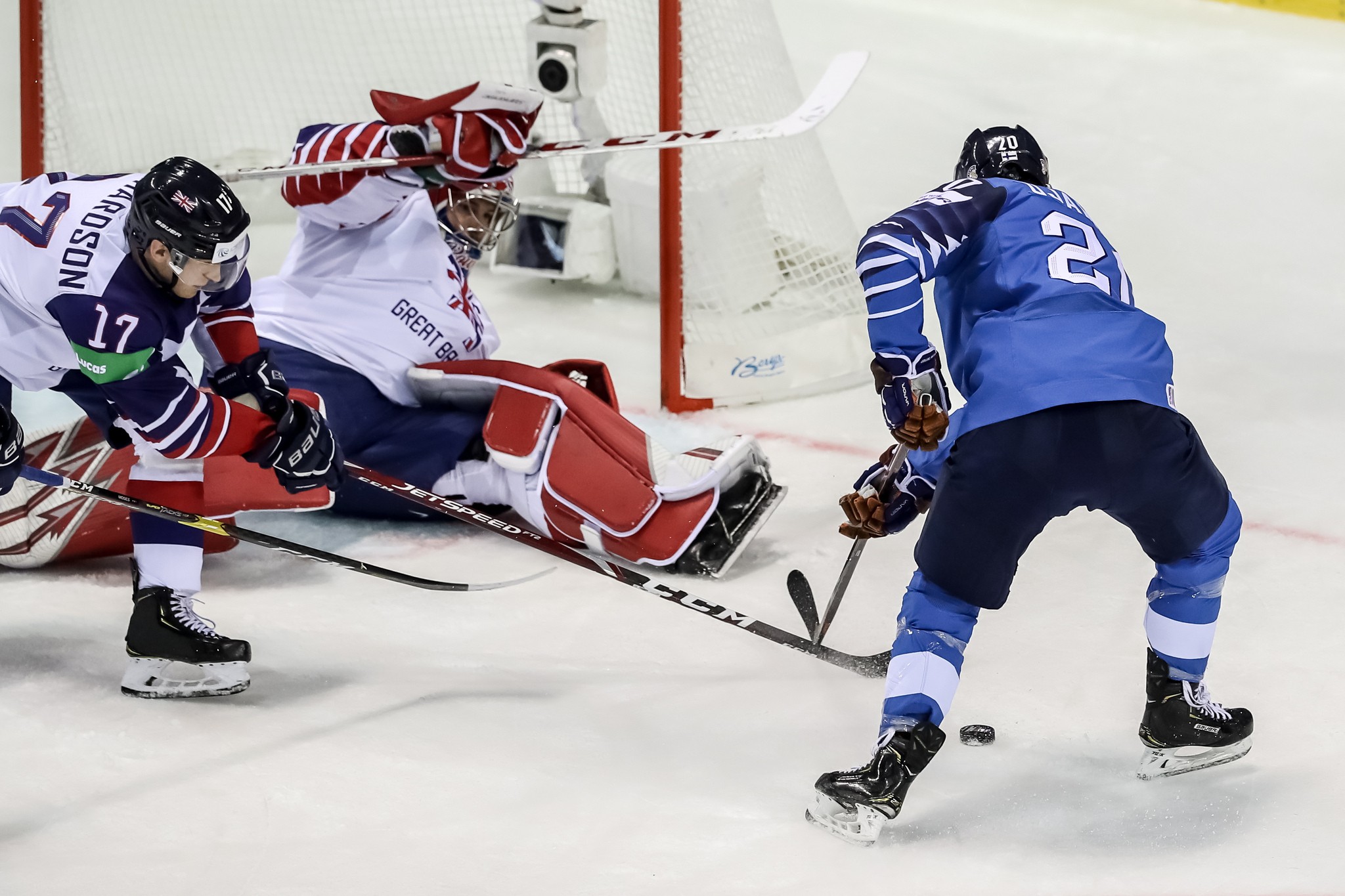 epa07579458 Niko Ojamaki of Finland (R) in action against Mark Richardson of Great Britain (L) during the IIHF World Championship group A ice hockey match between Finland and Great Britain at the Steel Arena in Kosice, Slovakia, 17 May 2019.  EPA/MARTIN DIVISEK
 BY: ALL OVER PRESS / EPA-PHOTO CODE: EPAXX8