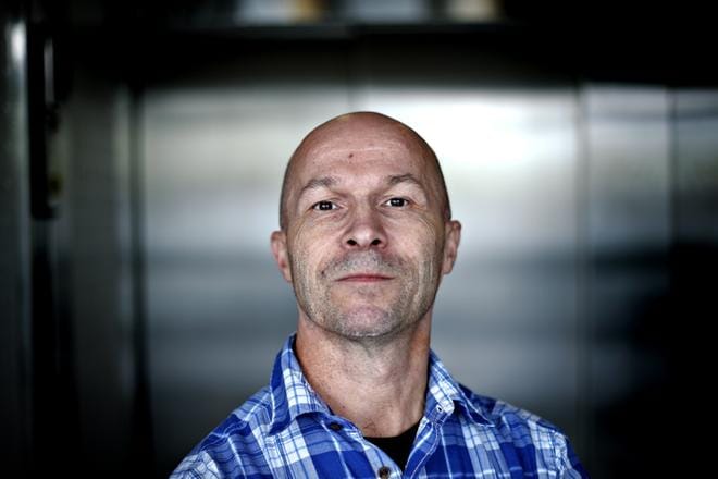 Mikko Lehmus aloittaa syyskuussa uudessa työssä Midare Oy:n myyntipäällikkönä ja käynnistää samalla yrityksen toiminnan Seinäjoella. Hänet keksi tehtävään yksi entisistä esimiehistä. Työn, harrastusten ja lasten harrastusten kautta syntyneistä verkostoista on ollut hyötyä monessa kohtaa. KUVA: TOMI KOSONEN