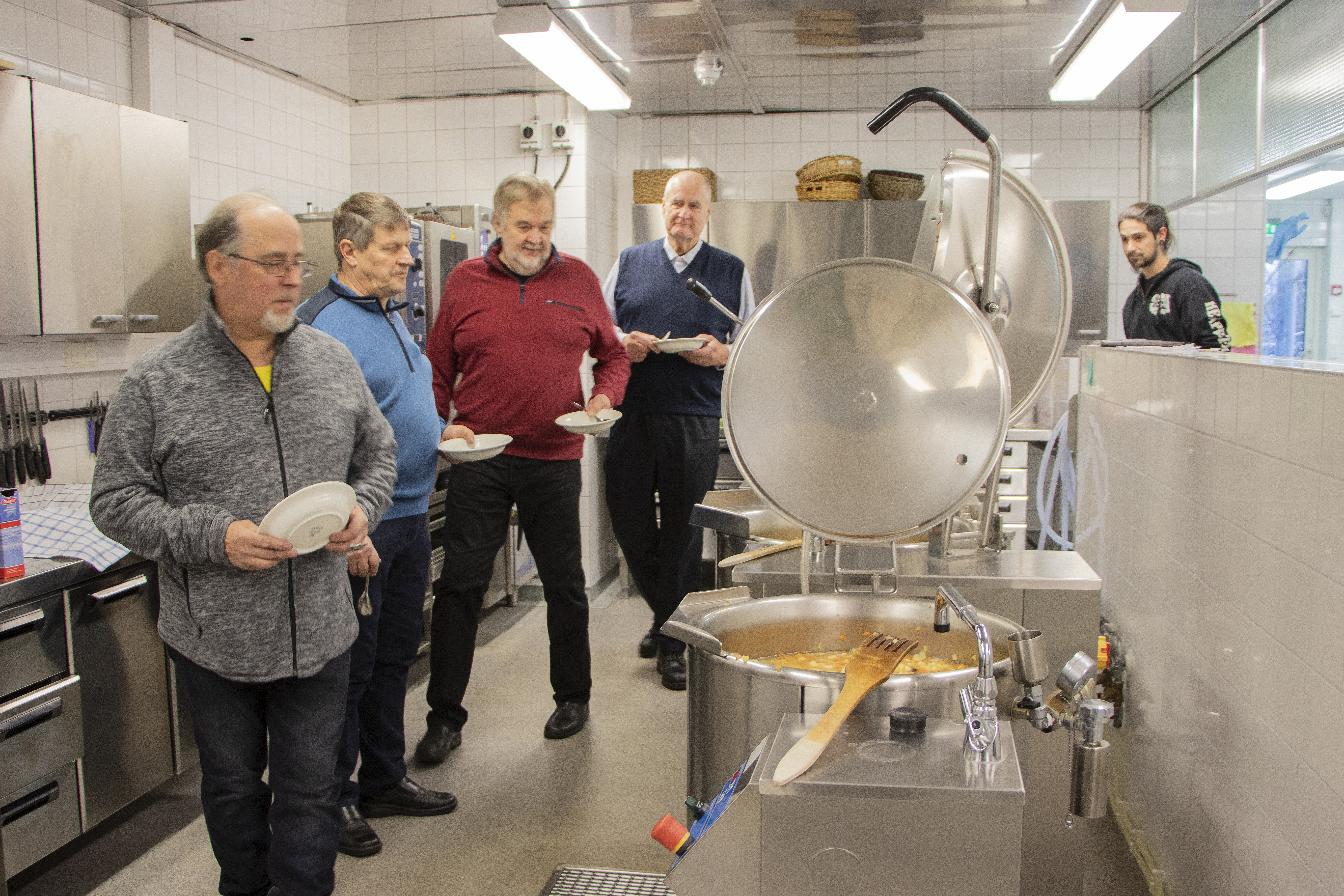 Kalliomaan porukan metsästäjät tulevat kiltissä jonossa keittiöön suorittamaan viime hetken makutestiä. Himpun verran lisättiin suolaa.