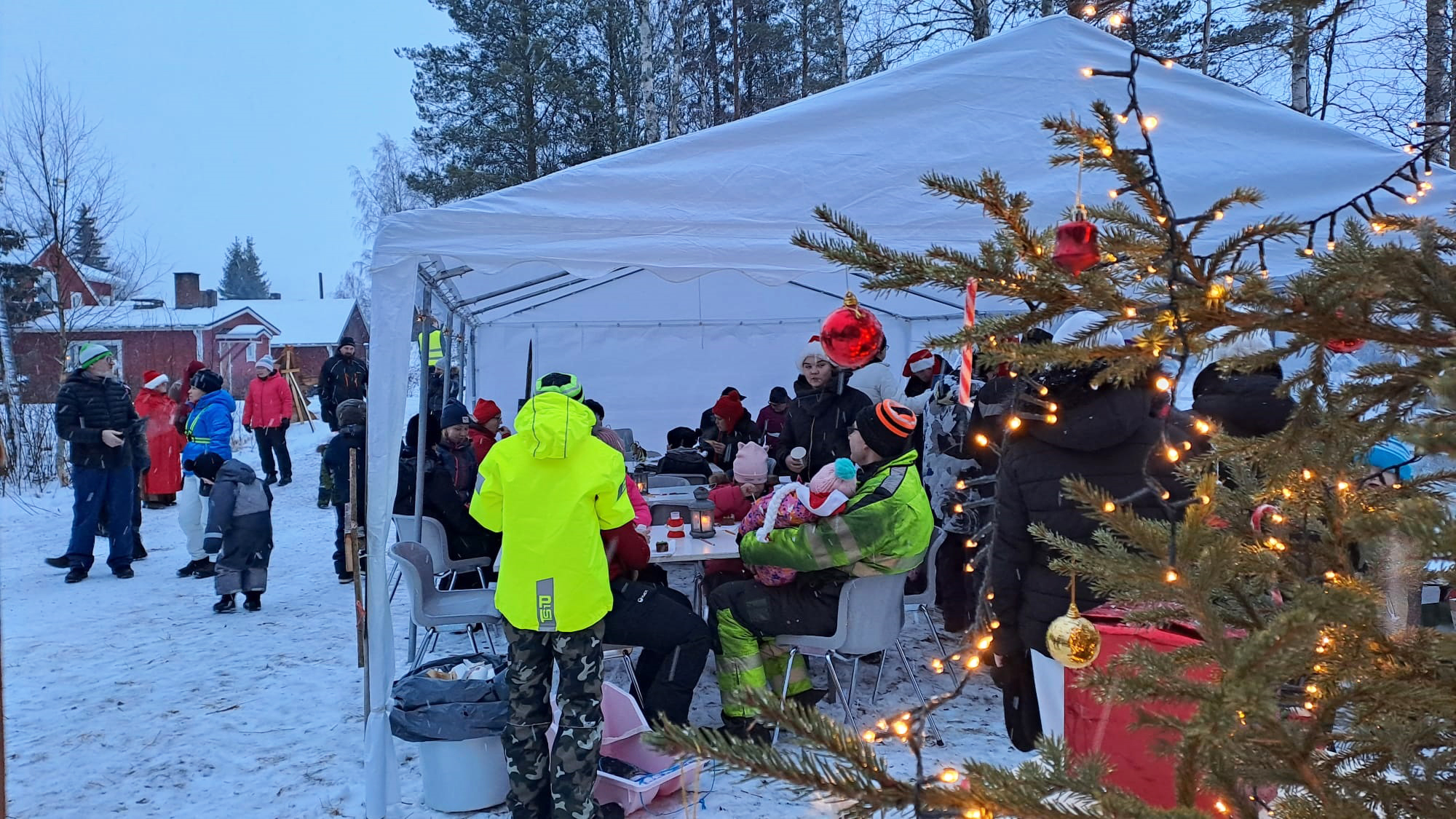 Metsäkahvion tarjoilut vetivät väkeä niin, että istumapaikat täyttyivät helposti tapahtuman puolivälissä.