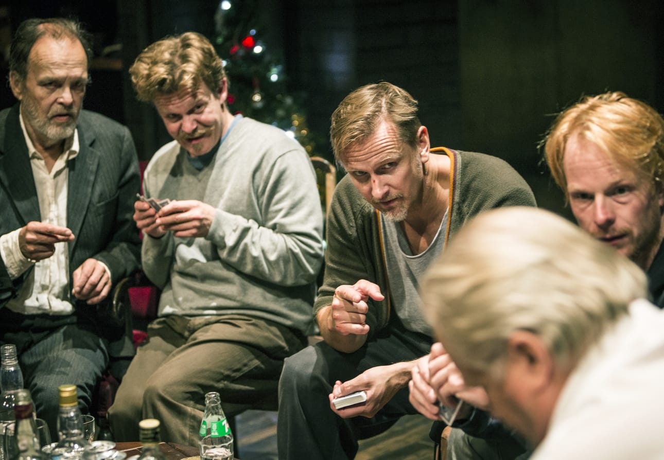 Harkinin veljesten peliporukka: Richard Harkin (Hannu Pelkonen, vas.), Ivan Curry (Mikko Leskelä), Sharky Harkin (Janne Raudaskoski), Nicky Giblin (Joose Mikkonen) ja Mr. Lockhart (Risto Tuorila).