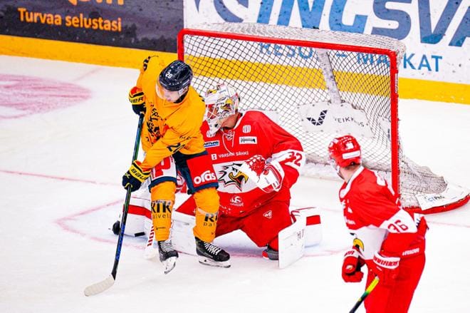 Niko Hovisen torjuntoja oli todistamassa 713 katsojaa. KUVA: SAMPPA TOIVONEN