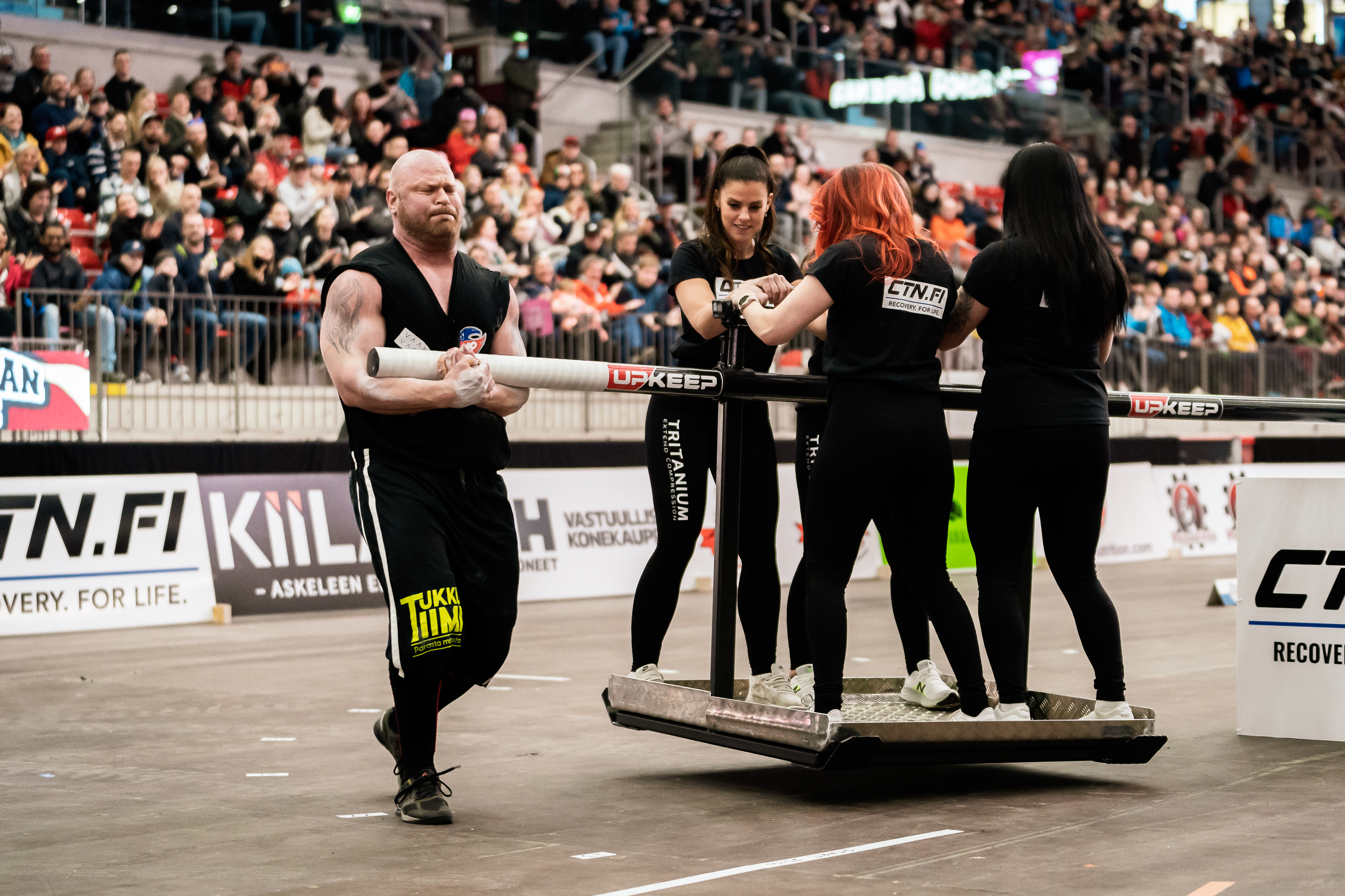 Voimamiehet vetivät väkeä Vaasan jäähalliin: "Heitä paita, heitä paita!"