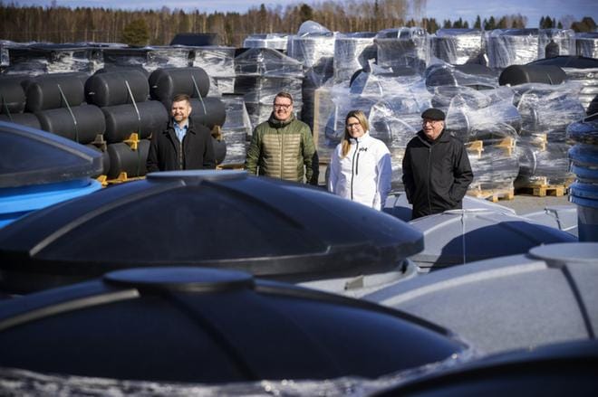 Kylpytynnyreitä, laitureita ja jätevesijärjestelmiä valmistava Plastweld haaveilee seuraavaksi Venäjän markkinoille pääsemisestä. Kuvassa kehitysjohtaja Jyrki Jaskari, myyntijohtaja Tom Blomström, myyntineuvottelija Elina Hellberg ja hallituksen puheenjohtaja, yrittäjä Arto Alho. KUVA: JARNO PELLINEN