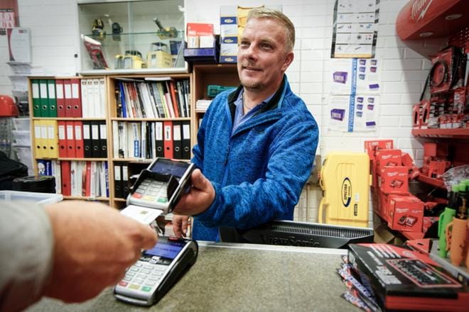 Botnia Bolt on hyväksynyt Vaasan liikkeessä maksuvälineeksi jo puolentoista vuoden ajan vain kortit. Myyjä Paul Rosenblad myöntää, että muutoksesta on tullut kitkerääkin palautetta. KUVA: SAMPPA TOIVONEN