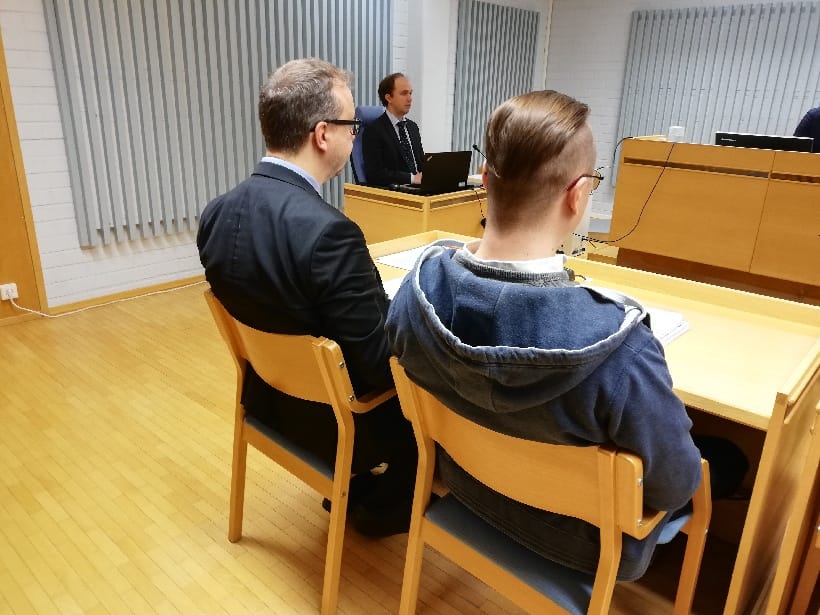 Murhasta syytettyä miestä avustaa asianajaja Altti Lepoluoto (vas.). Syyttäjänä toimii erikoissyyttäjä Hannu Koistinen.
