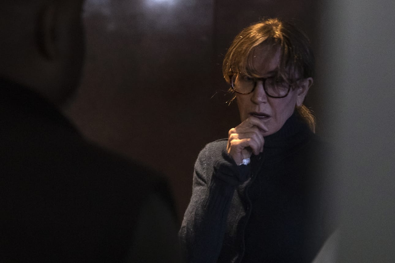 Näyttelijätär Felicity Huffman odotti eteisessä kuulemisensa alkua. Petoksella yliopistoon päässeet nuoret saavat jatkaa opinahjoissa, mutta vanhemmista toistakymmentä on jo joutunut oikeuteen.