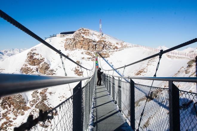 Maisema. Stubnerkogel-vuoren huipulla sijaitseva riippusilta kuuluu Bad Gasteinin tunnetuimpiin maamerkkeihin.
