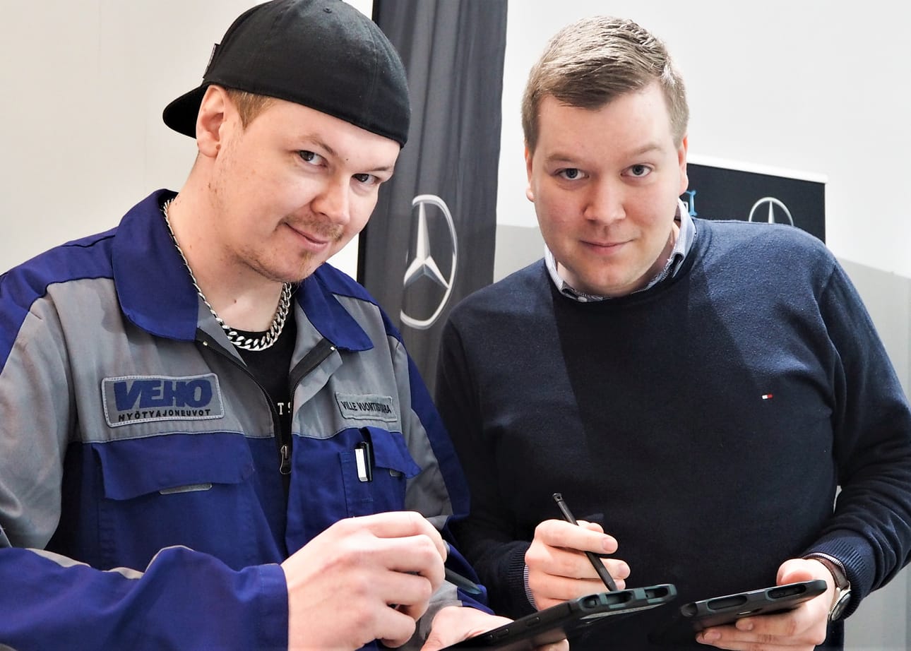 Rovaniemen Veholla ”mobiilimekaanikon” käyttöönotto on sujunut ongelmitta. – Kaiken ikäiset mekaanikot ovat omaksuneet tabletin käytön helposti. Digilaitteet ovat monille tuttuja entuudestaan ja niiden hyödyntäminen töissä on lopulta vain tottumiskysymys, toteaa Rovaniemen Vehon C3 asiakaspalvelukeskuksen tiimiesimies Ville Suominen (oik). Kuvassa myös mekaanikko Ville Vuontisvaara.