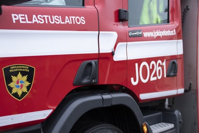 Omakotitalo syttyi tuleen Oulaisissa – viisi ihmistä pelastui palavasta rakennuksesta