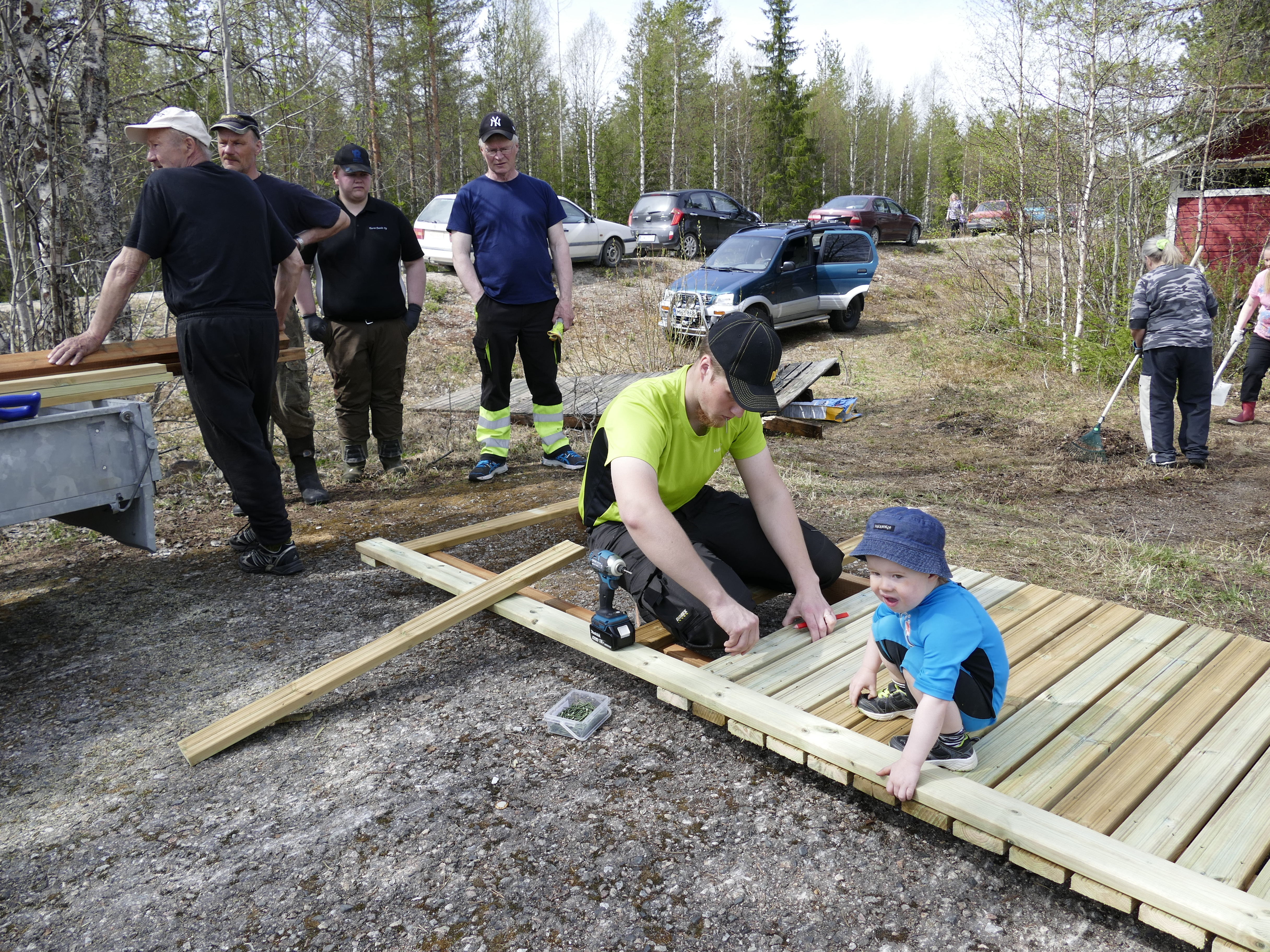 Severi Manninen teki Saarijärven uimarannalle uutta laituria. Mukana hääri myös hänen kaksivuotias poikansa Iisakki Manninen.