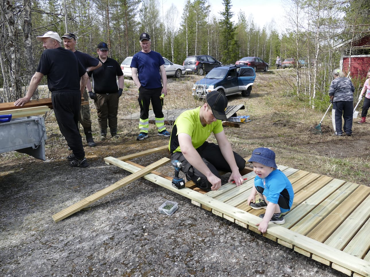 Severi Manninen teki Saarijärven uimarannalle uutta laituria. Mukana hääri myös hänen kaksivuotias poikansa Iisakki Manninen.