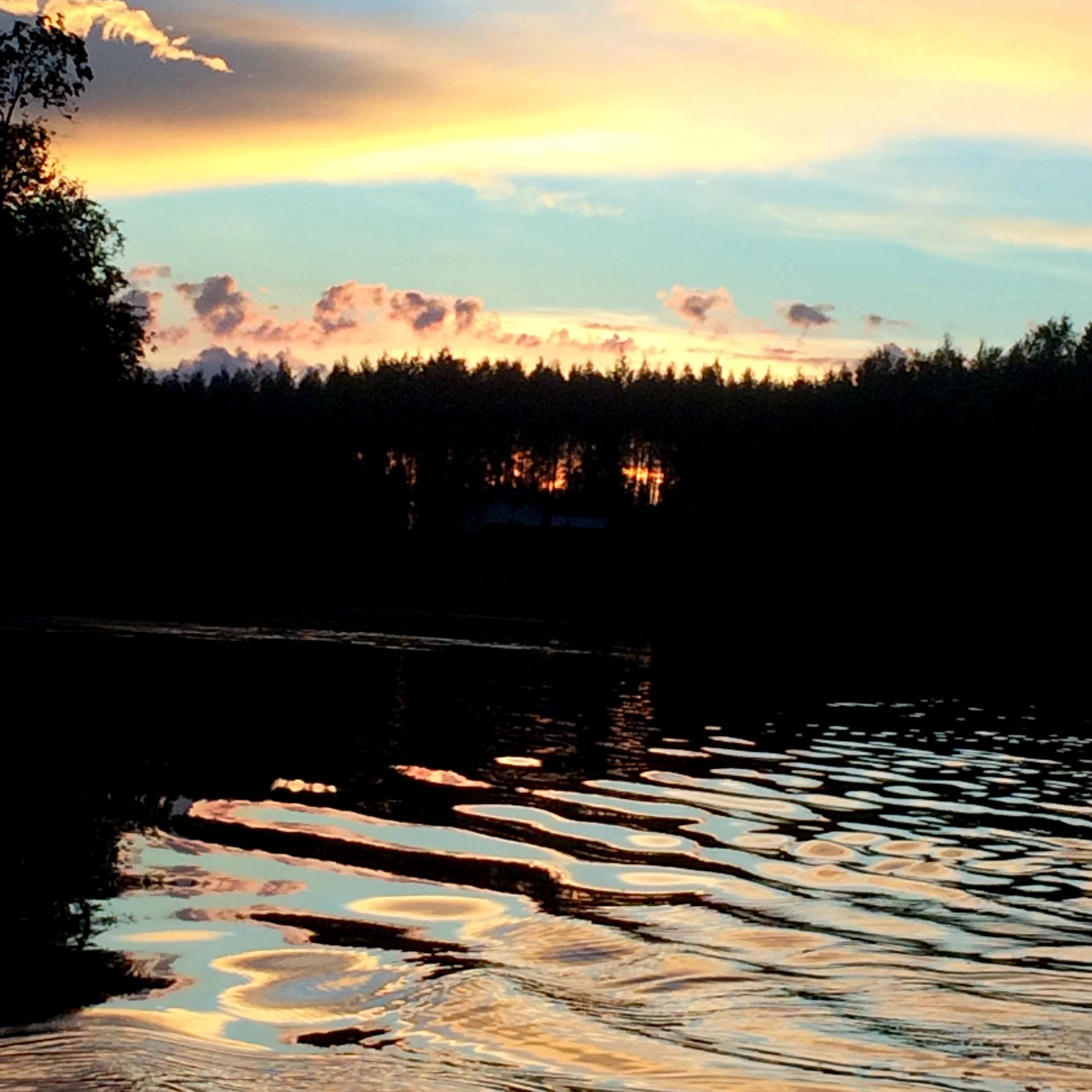 Iltakuva uimapaikastani veneestä kuvattuna. Kuva Vilma Heikkilä