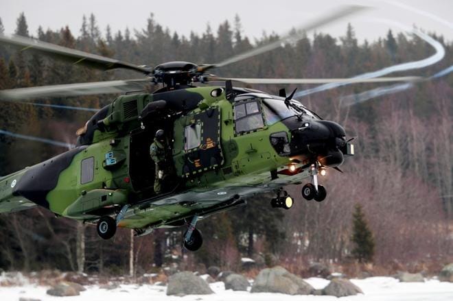 Meripelastusharjoituksessa merellä sattuneessa onnettomuudessa olleita eli SPR:n vapaaehtoistyöntekijöitä nostettiin alukselta helikopteriin, jolla heidät kuljetettiin SPR:n evakuoitavien vastaanottopaikkaan Vallgrundin merivartioasemalle. Kuvat: Jaakko Elenius