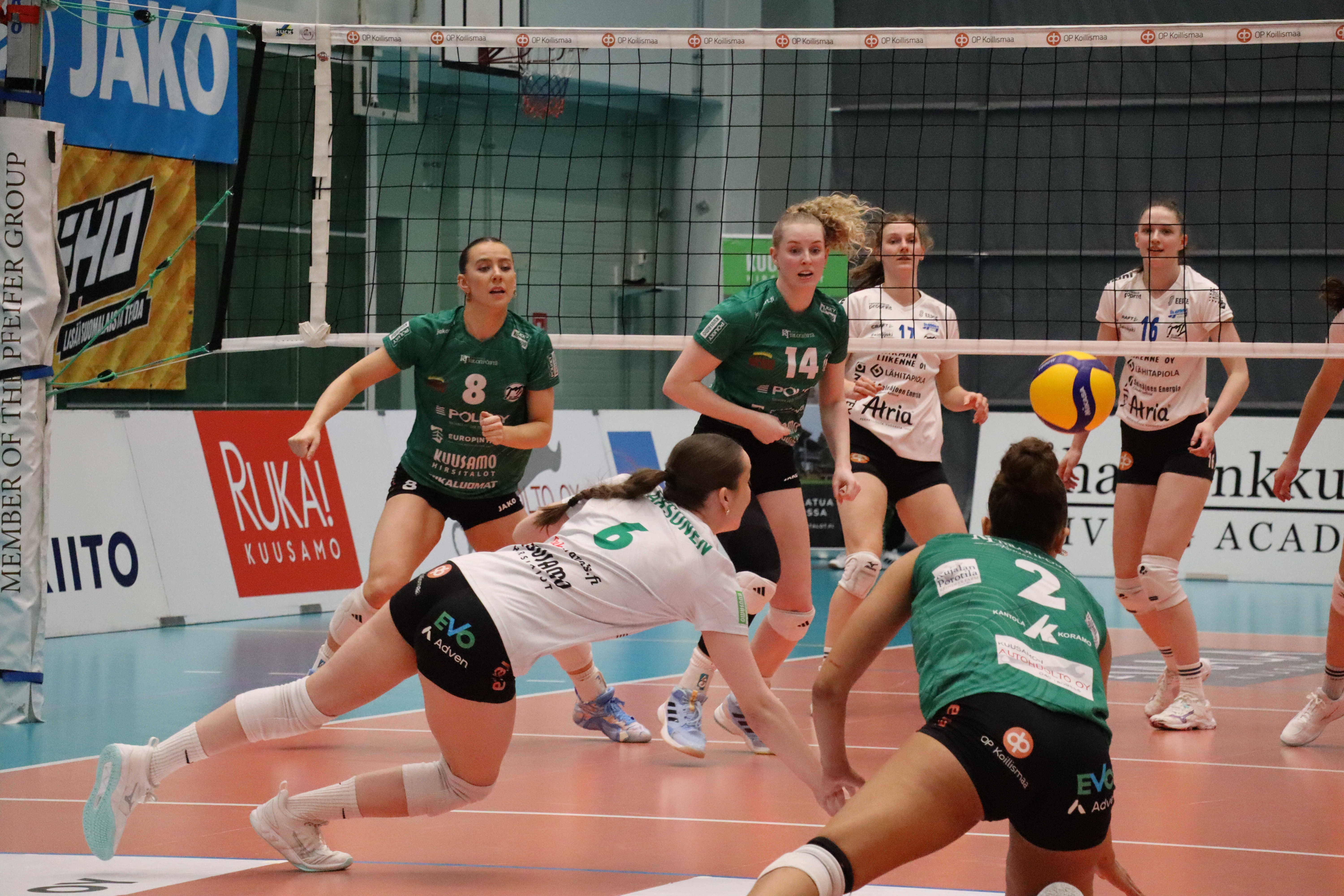 Pölkky Kuusamo on enää voiton päässä välieräpaikasta – JymyVolleyn sinnikäs yrittäminen ei kantanut  loppuun saakka kahdessa ensimmäisessä kohtaamisessa
