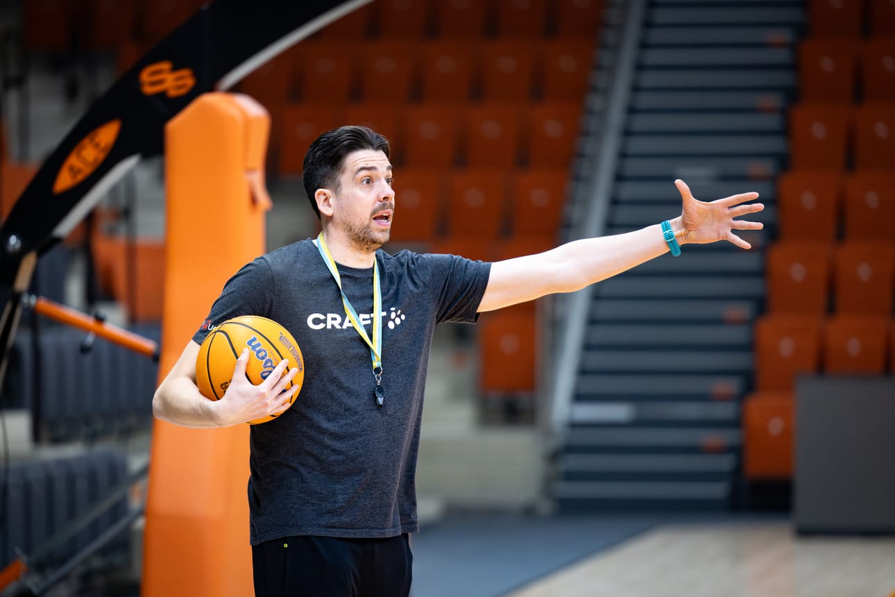 Karhubasketin päävalmentaja Janne Koskimies on vihdoin päässyt työstämään joukkueen peliä kymmenellä pelaajalla ja viisi vastaan viisi -harjoitteilla.