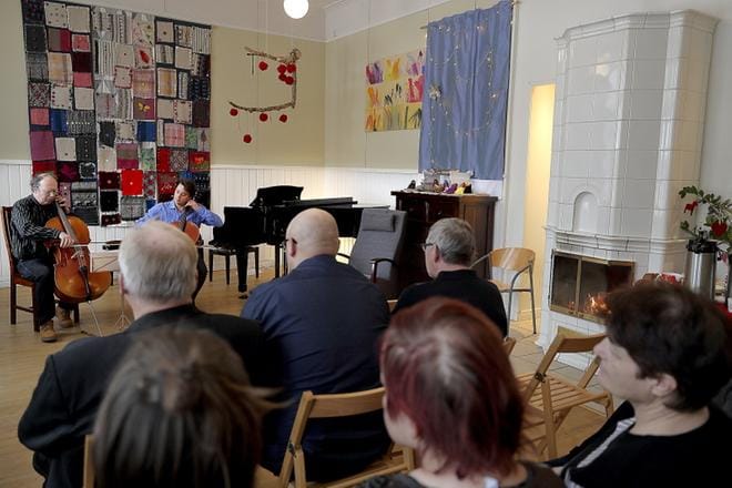 Isä ja poika, Jussi Peltonen (vas.) ja Samuli Peltonen, iskivät voimalla yhteiseen säveleen Koivukodin konsertissa. KUVAT: HEIKKI HAKANEN