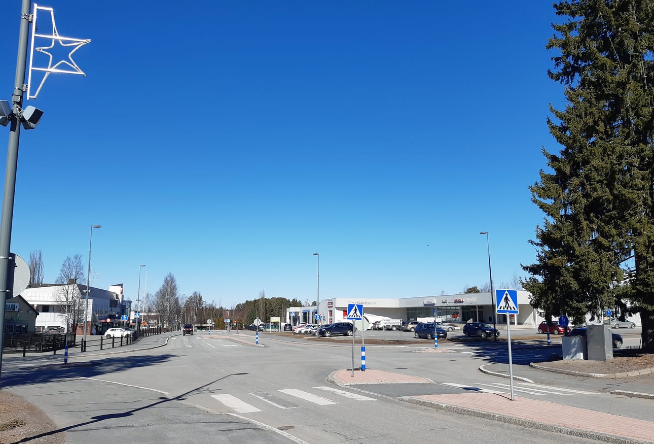 40 vuotta Alajärvi oli tuore kaupunki ja niin sanotussa Kokon risteyksessä liikennevalot joka suuntaan. Menneestä muistuttaa enää ison kuusen (oik.) alla oleva ohjauskeskus, jota tarvitaan jouluvalojen ollessa päällä.