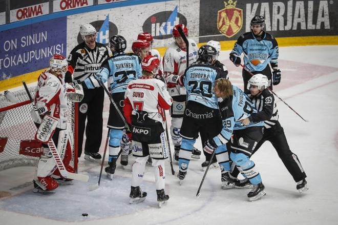 Sportin maalinedustalla oli ruuhkaa liigan runkosarjan päätöskierroksella torstaina. Kuva: Sami Lettojärvi / Etelä-Suomen Sanomat