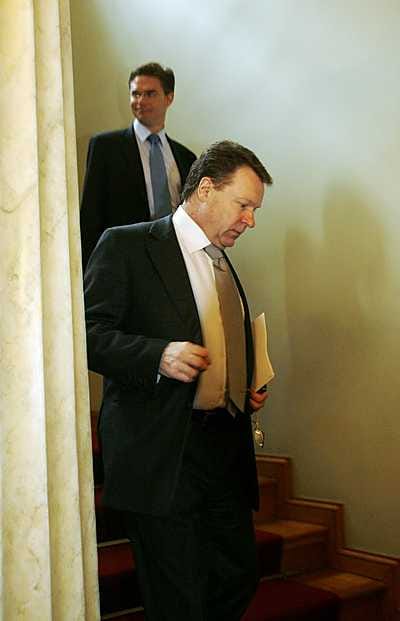 Valtiovarainministeri Jyrki Katainen ja ulkoministeri Ilkka Kanerva menossa kokoushuoneeseen Smolnassa.
