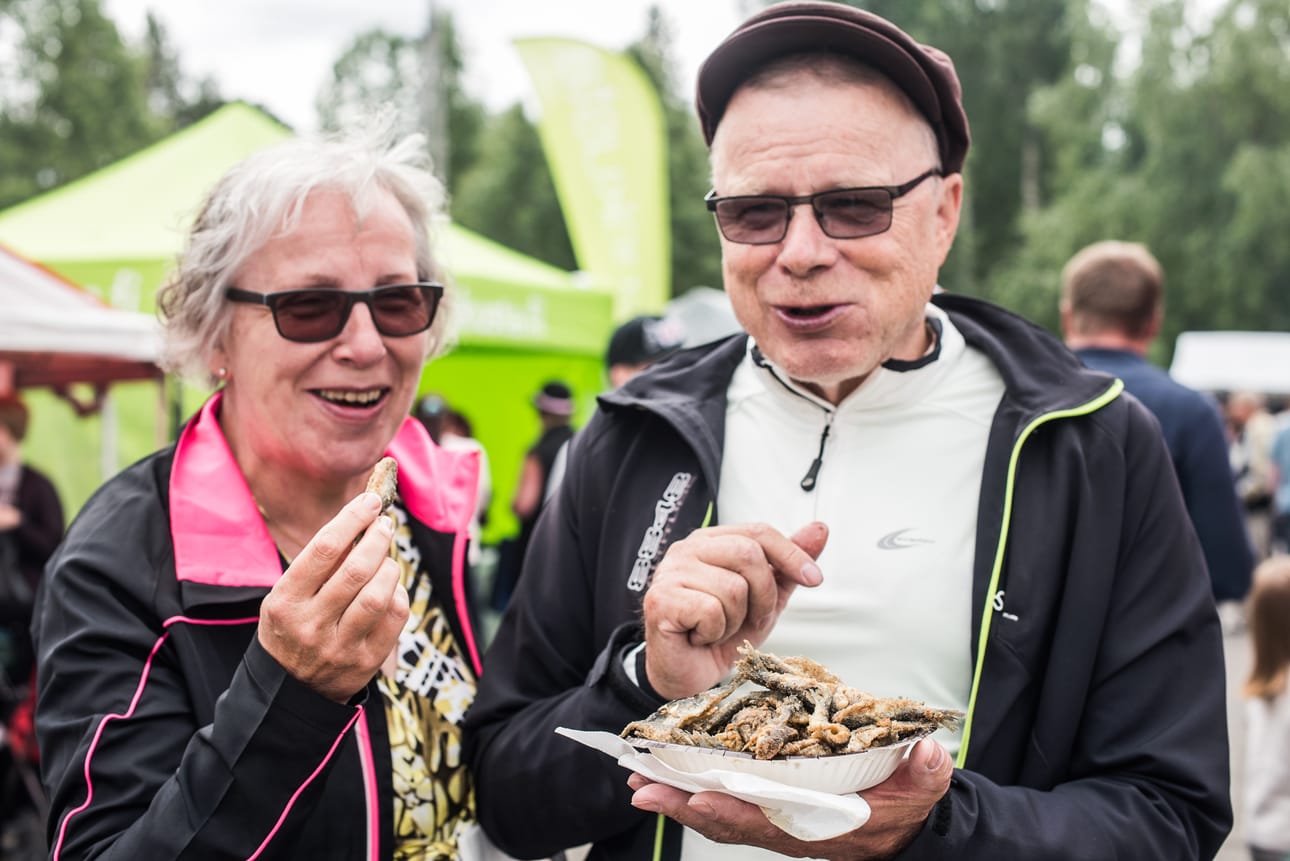 – Tosi hyviä on muikut. Tullaan varmasti ensi vuonnakin, totesivat ensi kertaa Muikkumarkkinoille Tervolasta tulleet Kaija Laurila ja Jouni Hiltunen.