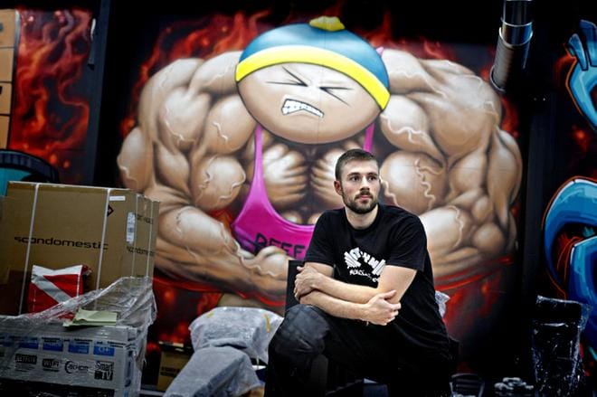 Kuntosaliyrittäjäksi ryhtyvä Matias Kalliomäki avaa lauantaina Kauppaneliöön uuden kuntosalin, jonka seinälle on maalattu salin luonteeseen liittyviä graffiteja. KUVA: KARI LÖFHJELM
