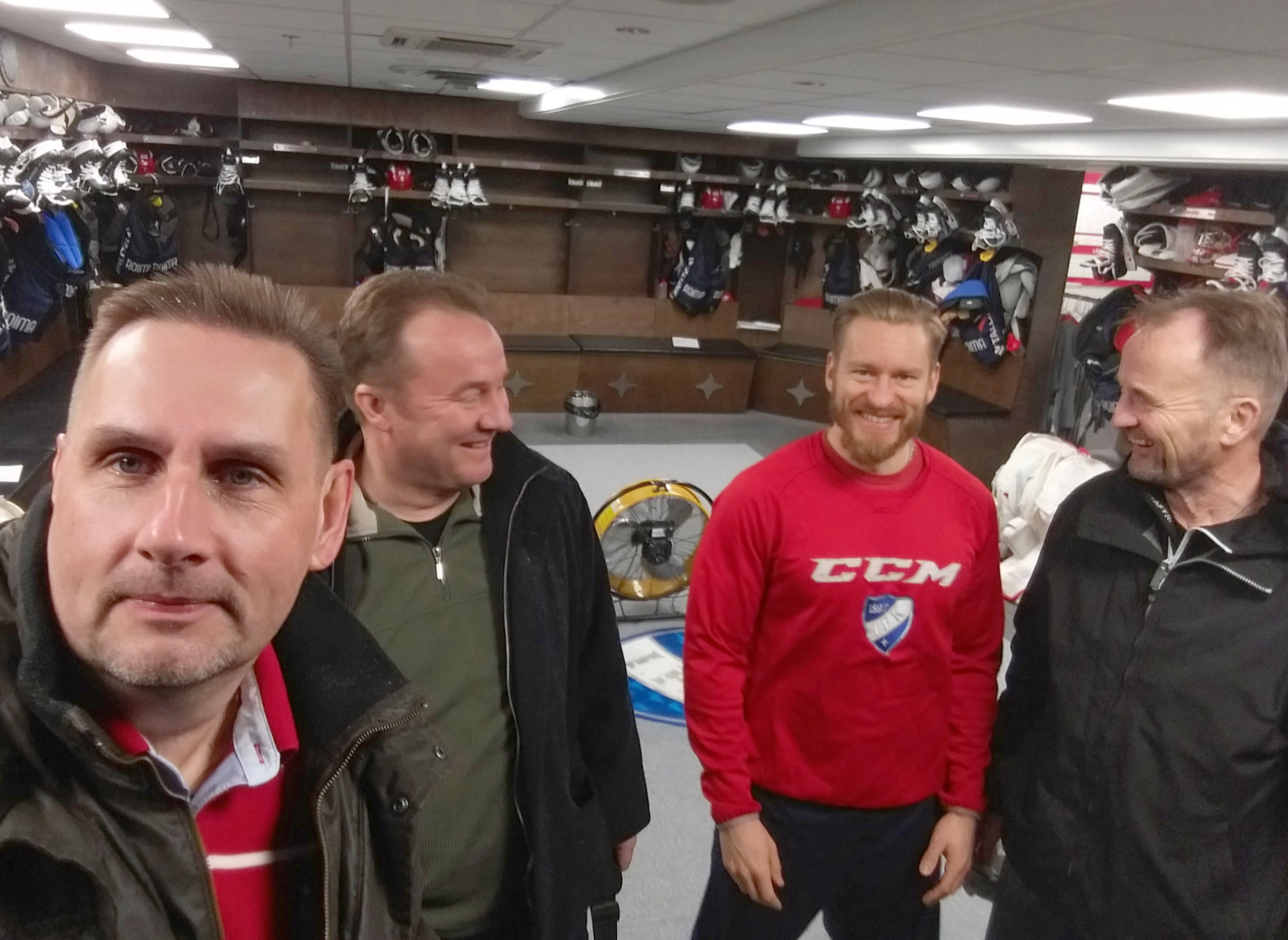 Kestilästä lähtöisin olevan HIFK:n fysiikkavalmentaja Harri Yrttiaho (toinen oikealta) kutsui Vesa Stillin, Anssi Kalaojan ja Esa Säkkisen tutustumaan työpaikkaansa.